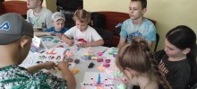 Діти за столом займаються вправами на стресостійкість, виготовляють аплікації