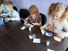 Діти за столом виготовляють поробки