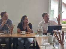 Представники організації MAS Království – Jestřebí hory, сидять за столом. Один з представників щось розповідає, інші уважно слухають.