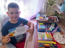 Маленький бахмутчанин отримав подарунковий набір до Дня Знань та листівку побажанням успішного навчання.