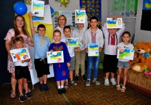 Діти зі своїми малюнками разом із організаторами заходу