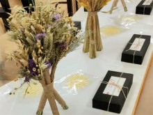 Захисники виготовляють Різдвяних павуків з соломи