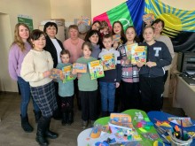 Діти з Донеччини, які перебувають у Дніпрі, отримали подарунки  - книжки від Харківського видавництва Vivat до Міжнародного дня рідної мови.