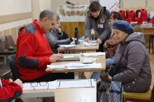 Літня жінка заповнює заявку на отримання палива