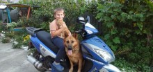 Учасник обласної артгалереї - хлопчик на скутері з собакою та котом