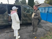 Жінка спілкується з заступником начальника Часовоярської МВА Русланом Прийменком