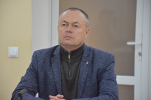 Заступник голови Донеччини Ігор Бойко,на нараді, уважно слухає доповідь.