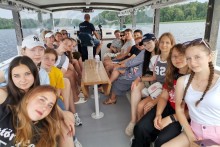 Діти відпочивають на човні з видом на Цієцерське озеро.