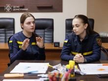 Психолог проводить вправу з рятувальницею