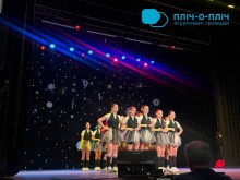 Артисти на сцені.
У народних костюмах виконують танок.