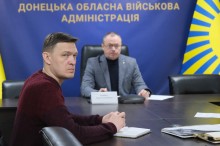 Ігор Бойко та представник адміністрації на нараді.