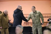 Вадим Філашкін нагороджує прикордонників