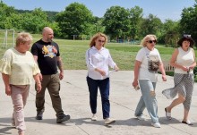 Члени робочої групи крокують по території закладу до будівлі школи