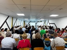 Учасники хакатону у лекційній залі під час виступу спікера