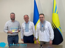 Начальник Покровської МВА Сергій Добряк та представники делегації Хустської (Закарпатська область) та Жовківської (Львівська область) громад. Один з представників тримає стелу міста Покровськ.