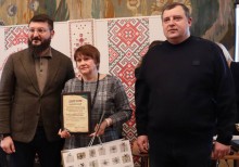 Представники бібліотеки отримують диплом та подарунки