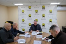 Учасники робочої групи, сидять за столом.