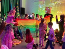 Діти грають в ігри з аніматорами в хабі