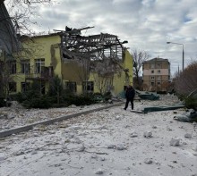 Чоловік йде по вулиці зі зруйнованими окупантами будинками