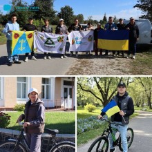 Колаж фото. Дівчина та хлопець на велосипедах, хлопець тримає прапор України. Зверху спільне фото, учасники змагань тримають прапори громад та України.