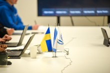 На столі прапори України, Європи та ООН.