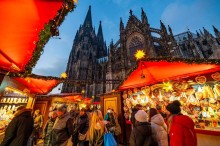 Різдвяний ярмарок у Кьольні з видом на Кельнський собор, святкова ілюмінація та атмосфера європейського Різдва.