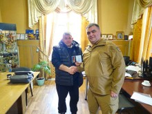 Начальник Авдіївської міської військової адміністрації Євген Удовенко  вручає нагороду