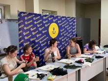 На майстер-класі з пошиття фруктовниць в просторі ЯМаріуполь Дніпро дівчата шиють свій власний артібут екосвідомості