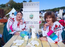 Олена (праворуч) на заході, присвяченому Дню вишиванки, де провела майстер - клас для земляків по рідкісному ремеслу – алебастровій ліпнині, де кожен охочий працював з гіпсом, розмалював виріб та узяв додому частинку Донеччини й рідного дому.