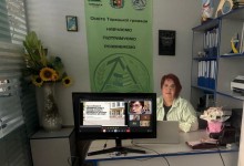 Представник військової адміністрації сидить за столом та слухає доповідача на семінарі
