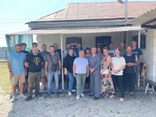 Групове фото клієнтів комунальної установи «Обласний центр соціально психологічної реабілітації» з представниками облдержадміністрації.