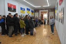 Куратори виставки розповідають глядачам історію представлених картин