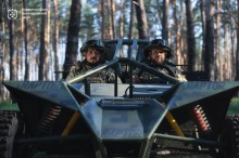 Баггі бригади "Форпост" з назвою "Раптор", всередині сидять двоє бійців.