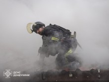 Рятувальник ДСНС гасить пожежу, навколо дим.