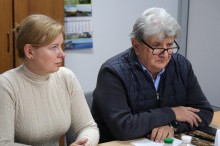 Керівник Маріупольської районної державної адміністрації — Олександр Панасенка та учасниця наради.