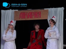 Актори на сцені. Дія у лікарні. Двоє з акторів у медичному вбранні та пацієнт.