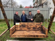 Представники громад біля гойдалки