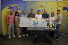 Спільне фото представників громад, які тримають перед собою банер  Очеретинської громади.