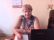 Начальник управління сім’ї, молоді та масових заходів національно-патріотичного виховання Донецької облдержадміністрації Лілія Золкіна за столом біля ноутбуку