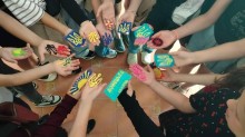 Діти тримають на долонях виготовлені власноруч символи області