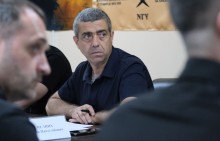 Учасники засідання Ради оборони Донецької області слухають пропозиції щодо виділення коштів для військових.
