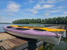 Байдарки біля води
