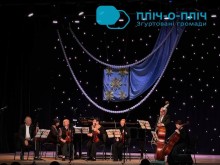 Творчий колектив виступає на концерті в Шептицькому