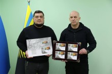 Вадим Філашкін разом із Максимом Сутковим тримають в руках поштову марку «Мечем і волею»