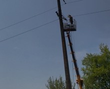 Співробітник ДТЕК ремонтує електроопору
