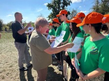 Начальник управління сім'ї, молоді та масових заходів національно-патріотичного виховання облдержадміністрації Лілія Золкіна та начальник Курахівської міської військової адміністрації Роман Падун вручають подяки учасникам патріотичної таборової зміни «Ми разом»