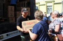 БФ «GLOBAL EMPOWERMENT MISSION» GEM на постійній основі забезпечують мешканців Донеччини продуктовими наборами та питною водою