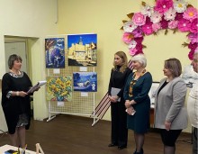 Глядачі слухають про виставку на відкритті