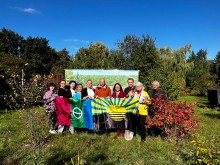 Спільне фото бахмутян з прапорами Бахмутської громади та Донецької області під час висадки клумби в Пирогово