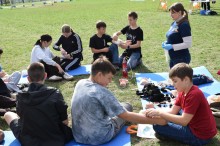 Підлітки, серед яких діти-ВПО з Донеччини, під час активностей на свіжому повітрі у межах проекту "Азимут"